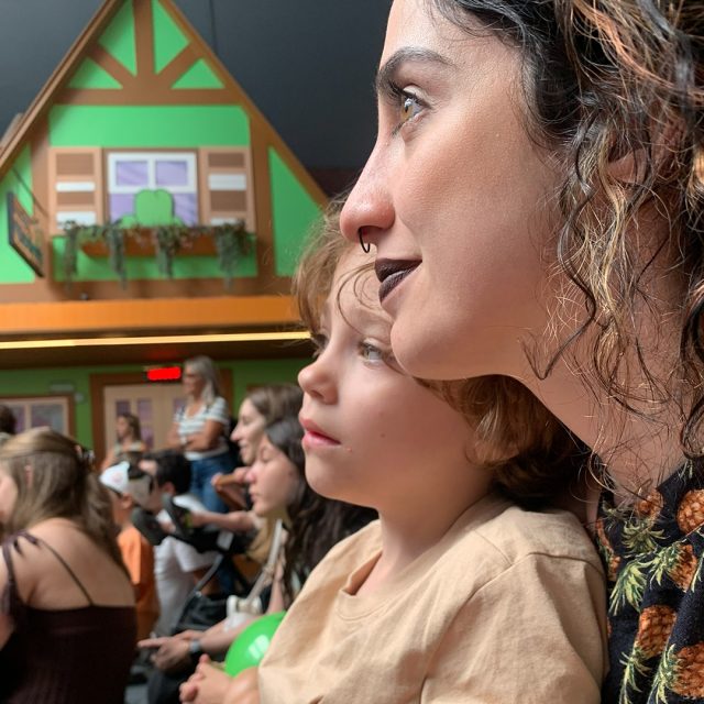 Hoje é dia de homenagear quem está presente em cada momento, acompanhando de perto descobertas, sorrisos e histórias que começam a ser escritas. 💛

Ser mãe é viver tudo isso junto, todos os dias, com amor, cuidado e presença.

Que este Dia das Mães seja tão especial quanto tudo o que vocês representam.

Feliz Dia das Mães!

Contém texto alternativo: Imagens dentro da Vila da Mônica. Uma mulher de cabelos escuros abraça uma menina de cabelos castanhos com tranças. Em seguida, uma mulher com um menino dentro de um carrinho verde. Depois, um homem, uma mulher e uma menina usam toucas descartáveis de cozinha. Outra cena mostra uma mulher de cabelos castanhos claros segurando um menino de pele branca e cabelos claros em um cenário de neve. Na sequência, a mulher e o menino descem em um escorregador de mãos dadas, enquanto um grupo de pessoas aparece no mesmo local.