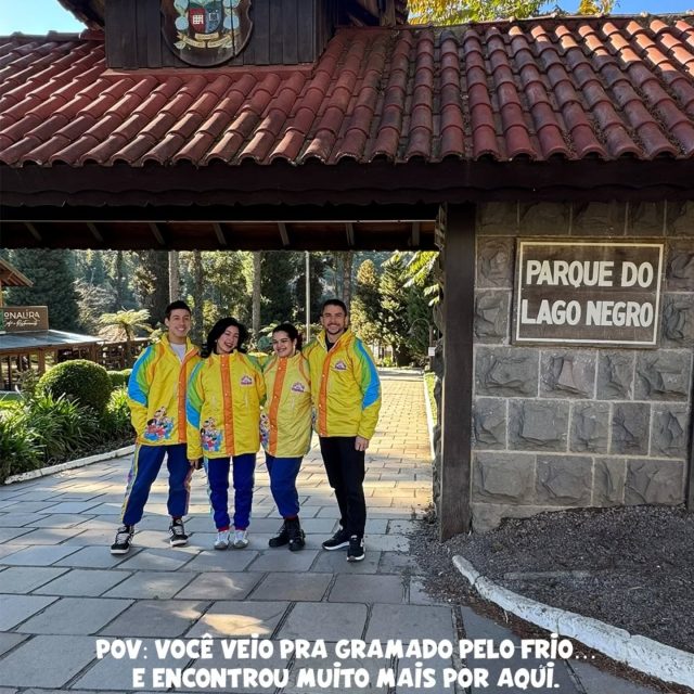 O plano era curtir o frio. E a diversão resolveu aparecer também.

Na Vila é assim: conforto, atrações para todas as idades e um montão de coisa boa que vai muito além do clima lá fora.

Contém texto alternativo: Post carrossel. No primeiro card, imagem de um grupo de quatro pessoas usando jaquetas amarelas da Vila, paradas na entrada do Parque Lago Negro. Com os dizeres: “POV: você veio pra Gramado pelo frio… e encontrou muito mais por aqui.” No segundo card, vídeo com as quatro pessoas observando os patos no Lago Negro e, em seguida, aproveitando diferentes cenários de Gramado. No terceiro card, vídeo com pessoas dentro da Vila abraçando os personagens Mônica, Cebolinha e Cascão. Em outro momento, três pessoas de macacão aparecem em frente ao restaurante da Vila e depois brincam no escorregador.