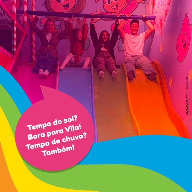 Em Gramado, o clima pode mudar. A diversão, não. 

A Vila é um parque indoor e climatizado, com atrações para diferentes idades e experiências para famílias curtirem com conforto em qualquer momento. 

Faça chuva, frio ou sol, sempre tem um jeito especial de brincar por aqui.

Contém texto alternativo: O vídeo inicia com um grupo de pessoas em uma atração da Vila da Mônica Gramado. Na tela, aparecem os dizeres: "Tem sol? A diversão te espera na Vila!". Em seguida, duas mulheres passeiam em carrinhos de brinquedo enquanto surgem os dizeres: "Tempo de chuva? Aqui também é pura alegria.". Na sequência, três adultos e uma criança brincam no escorregador. Na tela, aparecem os dizeres: "Neblina? Nada atrapalha a brincadeira...".