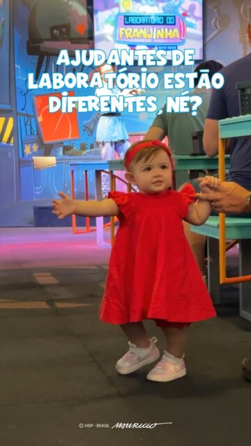 Encantados com essa mini assistente de laboratório que veio nos visitar!

As crianças ficam maravilhadas com as demonstrações científicas que o Franjinha e sua assistente apresentam. Uma atração para todas as idades descobrirem a paixão pelo conhecimento e pela ciência.

O Laboratório do Franjinha é uma atração paga à parte. Você pode adquirir os ingressos extras direto no site ou do dia da sua visita, nos totens da bilheteria. 

Contém texto alternativo: Imagens de uma bebê com pele branca, cabelo loiro, curto, de tiara vermelha, vestido vermelho e tênis branco. Ela está de pé, ao lado do pai, que está sentado, segurando sua mão, andando e prestando atenção no que acontece no laboratório. Durante o vídeo, aparece a frase: "Ajudantes de laboratório estão diferentes, né?"
