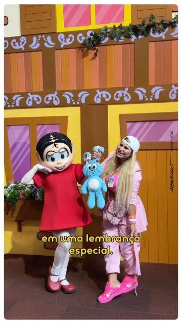 Celebrar não tem idade quando a alegria encontra espaço para acontecer de um jeito cheio de significado.

E esse momento também pode ser dos adultos, com a Turminha por perto, um clima especial no ar e aquela sensação boa de viver algo que continua encantando em qualquer fase.

"Parabéns na Vila" também é para quem cresceu e escolhe comemorar a vida com mais encanto.

Contém texto alternativo: O vídeo começa com pessoas de diferentes idades batendo palmas ao lado dos personagens Mônica e Cebolinho com bolo de aniversário colorido. Em seguida, a personagem Milena abraça uma menina de vestido xadrez. A mesma menina, ao lado de um homem, assopra as velinhas de um bolo, com Mônica, Magali, Cebolinho e Milena próximos. Uma mulher segura um bebê no colo. Depois, uma mulher loira de boné posa para fotos com a personagem Mônica. Em seguida, um homem segura um bebê no colo, enquanto uma mulher e a menina abraçam Mônica em um cenário de aniversário com bolo de aniversário.