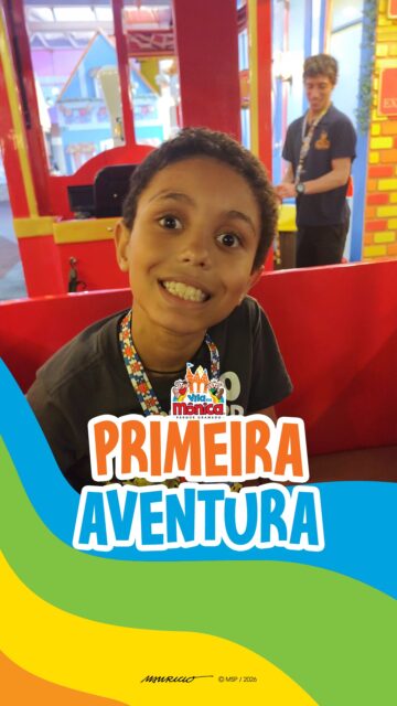 A primeira visita do Samuel (@institutosamuellvitoroficial) à Vila da Mônica foi uma daquelas histórias que merecem ser guardadas e compartilhadas. Cada descoberta, sorriso e encontro mostram o quanto esse dia foi especial para ele e para a família.

É assim que nasce a série Primeira Aventura: um espaço para contar memórias criadas na Vila e eternizar momentos que ficam no coração.

Se a sua família também viveu uma primeira aventura inesquecível por aqui, essa história pode aparecer na série. É só chamar a gente no direct para saber como participar.

Contém texto alternativo: O vídeo inicia com a fachada da Vila da Mônica e a frase na tela: “Primeira aventura”. Em seguida, aparecem um menino e uma menina, ambos de cabelos escuros, entrando na Vila. Depois, os dois brincam no carrossel, jogam basquete e assistem ao espetáculo com a Turminha. Em outro momento, o menino brinca em atrações como Hospital Veterinário, Casa do Louco e Laboratório do Franjinha. Na sequência, o menino e a menina aparecem abraçados, posando com os personagens da Turminha em vários cenários. Ao final, a dupla brinca na atração Corpo de Bombeiros e em outros jogos.
