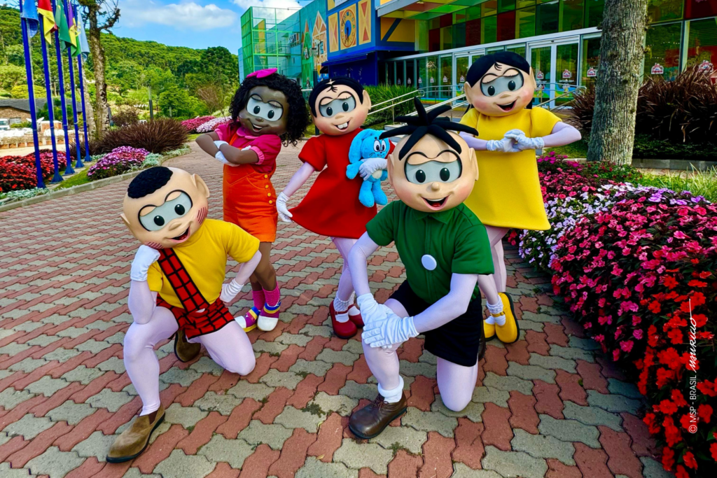 Entre os dias 06 e 12 de abril de 2025, a Vila da Mônica Gramado irá promover a ação “Portas Abertas” com o intuito de receber profissionais do setor turístico da Serra Gaúcha com o objetivo de proporcionar momentos de lazer para colaboradores de empresas parceiras. Os ingressos serão distribuídos gratuitamente para recepcionistas de hotéis, pousadas e restaurantes, guias de turismo e motoristas de aplicativo das cidades de Gramado, Canela e Nova Petrópolis.